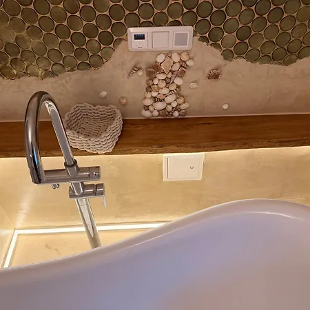 Forest View, Ganzes Haus 100qm, 2 Schlafzimmer, 2 Baeder, Badewanne, Garten & Terrasse Braunfels