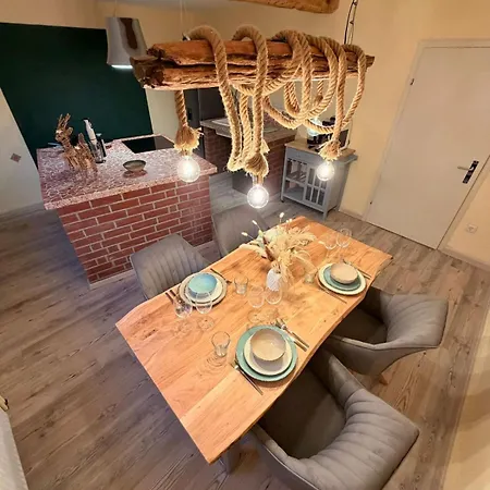 Prázdninový dům Forest View, Klimaanlage Im Studio, Ganzes Haus 100qm, 2 Schlafzimmer, 2 Baeder, Badewanne, Garten & Terrasse *