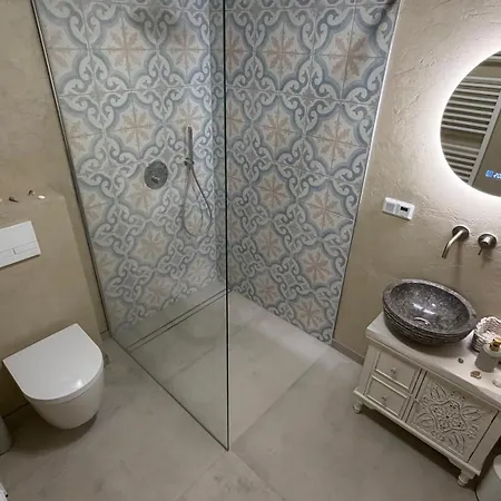 Forest View, Klimaanlage Im Studio, Ganzes Haus 100qm, 2 Schlafzimmer, 2 Baeder, Badewanne, Garten & Terrasse Prázdninový dům *