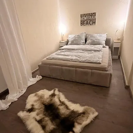 Prázdninový dům Forest View, Klimaanlage Im Studio, Ganzes Haus 100qm, 2 Schlafzimmer, 2 Baeder, Badewanne, Garten & Terrasse Braunfels