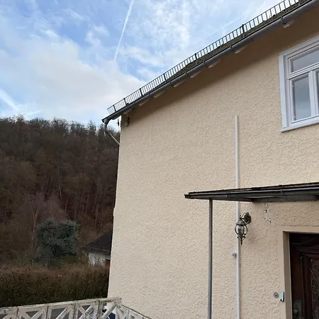 Forest View, Ganzes Haus 100qm, 2 Schlafzimmer, 2 Baeder, Badewanne, Garten & Terrasse * Braunfels