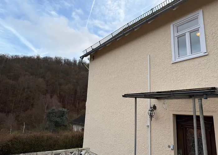 Forest View, Ganzes Haus 100qm, 2 Schlafzimmer, 2 Baeder, Badewanne, Garten & Terrasse * Braunfels